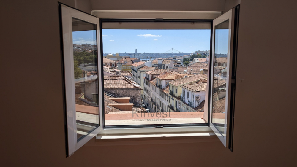 Apartamento T2  muito luminoso e com vista cidade  na Praça das Flores